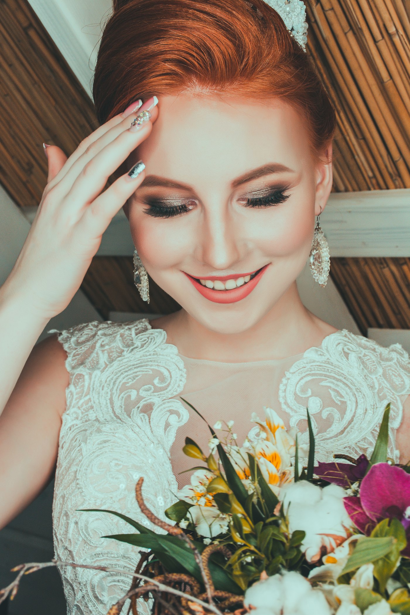 Braut mit eleganter Hochsteckfrisur