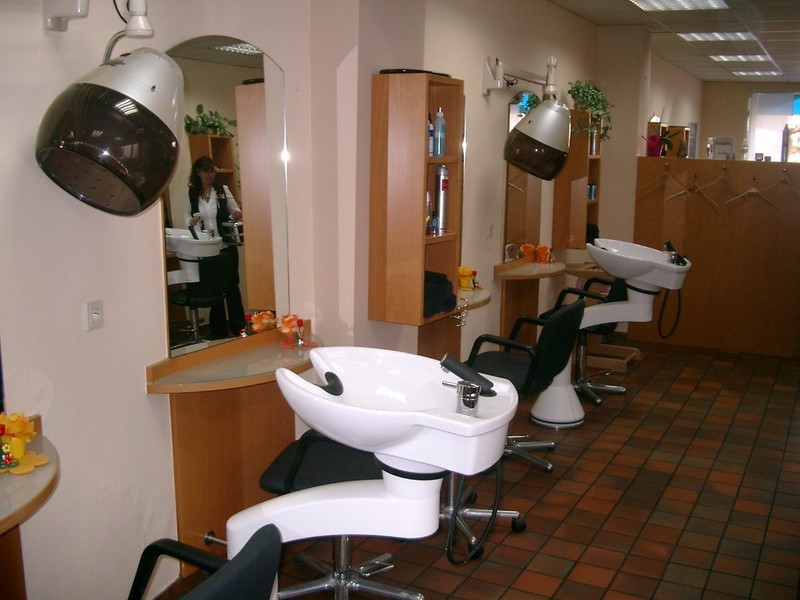Waschplätze und Spiegel im Salon